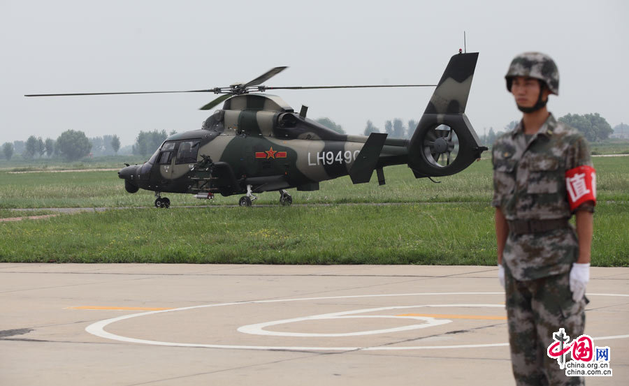 參與飛行表演的一架直9-WZ直升機