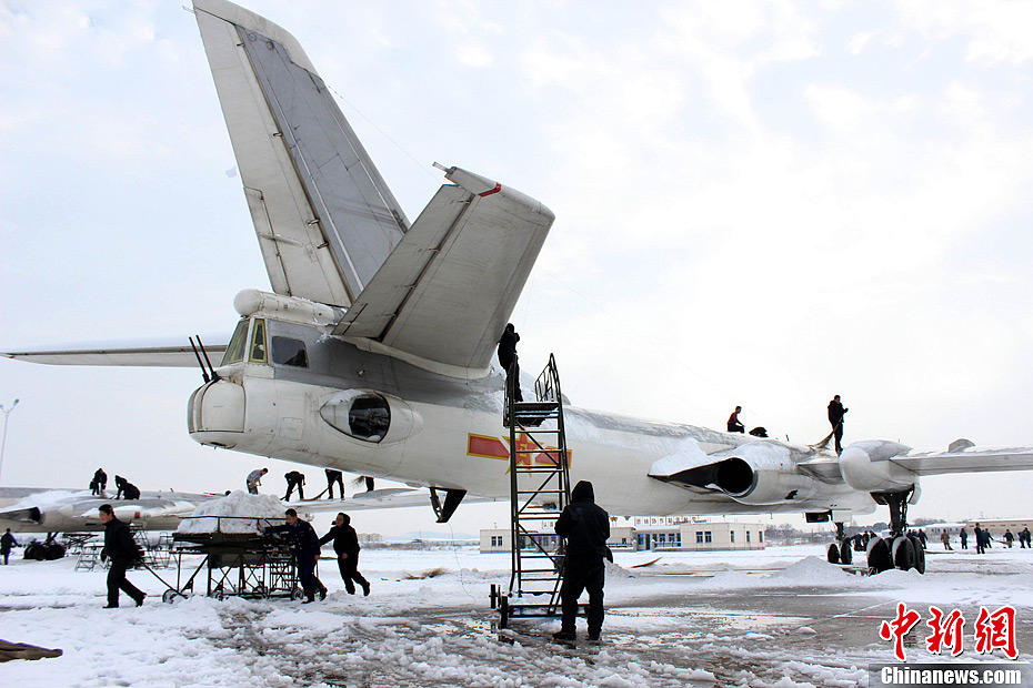 大雪過(guò)后南空轟-6緊急除冰開(kāi)飛
