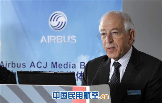 空中客車(chē)公務(wù)機部總裁哈比博(Habib FEKIH)參加媒體說(shuō)明會(huì )。 空中客車(chē)公務(wù)機部總裁哈比博(Habib FEKIH)參加媒體說(shuō)明會(huì )。