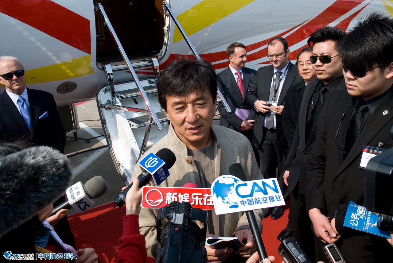 成龍出席Legacy 650剪彩活動(dòng)并接受媒體采訪(fǎng)