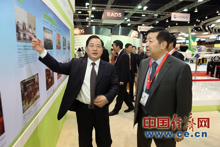 金壯龍董事長(cháng)向魏葦大使介紹公司情況